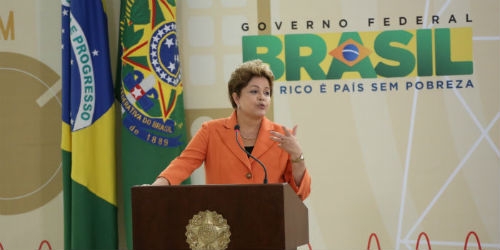 Dilma revela “boas e vivas lembranças ligadas ao rádio”, durante assinatura do decreto do rádio AM