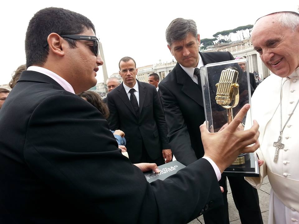 Acaert homenageia papa com troféu da radiodifusão